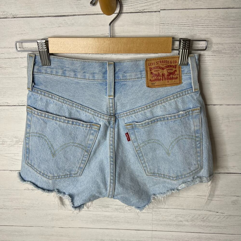 Levis Shorts Womens Size W24 Light Washed Button Fly Cut Off 100% Cotton Summer - Picture 10 of 16